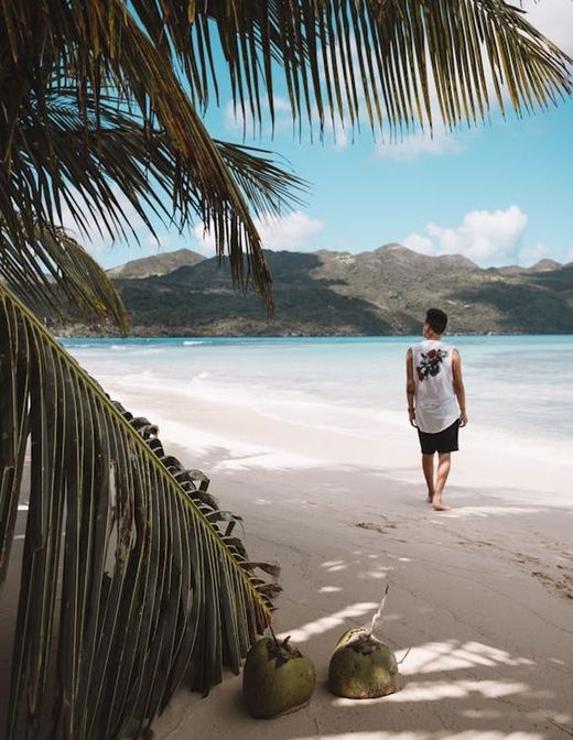 5 beneficios de caminar descalzo por la playa