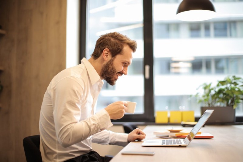 ¿Trabajas frente a un ordenador? Estas son las posturas correctas para evitar lesiones