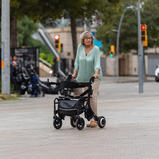 Andador, caminador  eléctrico, y silla de ruedas eléctrica todo en uno  iroller