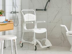 Silla 'clean' AD828 con DOS frenos