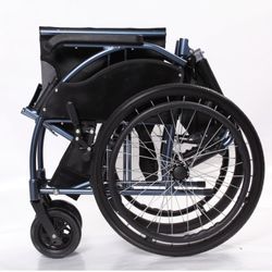 Silla de ruedas con freno empuñadura y respaldo partido