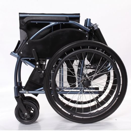 Silla de ruedas con freno empuñadura y respaldo partido