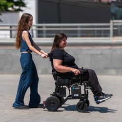 Silla de ruedas eléctrica con motor acompañante, itrion