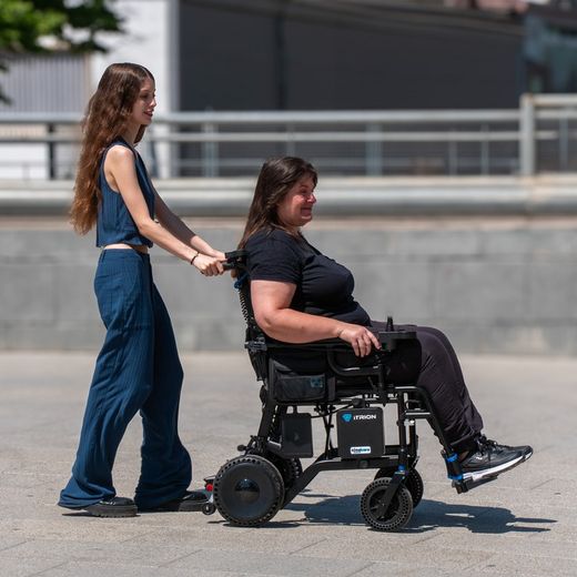 Silla de ruedas eléctrica con motor acompañante, itrion