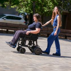 Silla de ruedas eléctrica con motor acompañante, itrion