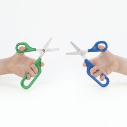 Tijera puntiaguda con ojo grande y ojo pequeño para diestros, 75 mm.