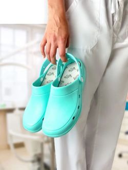 Zuecos  sanitarios de Eva Sirocos de Feliz Caminar